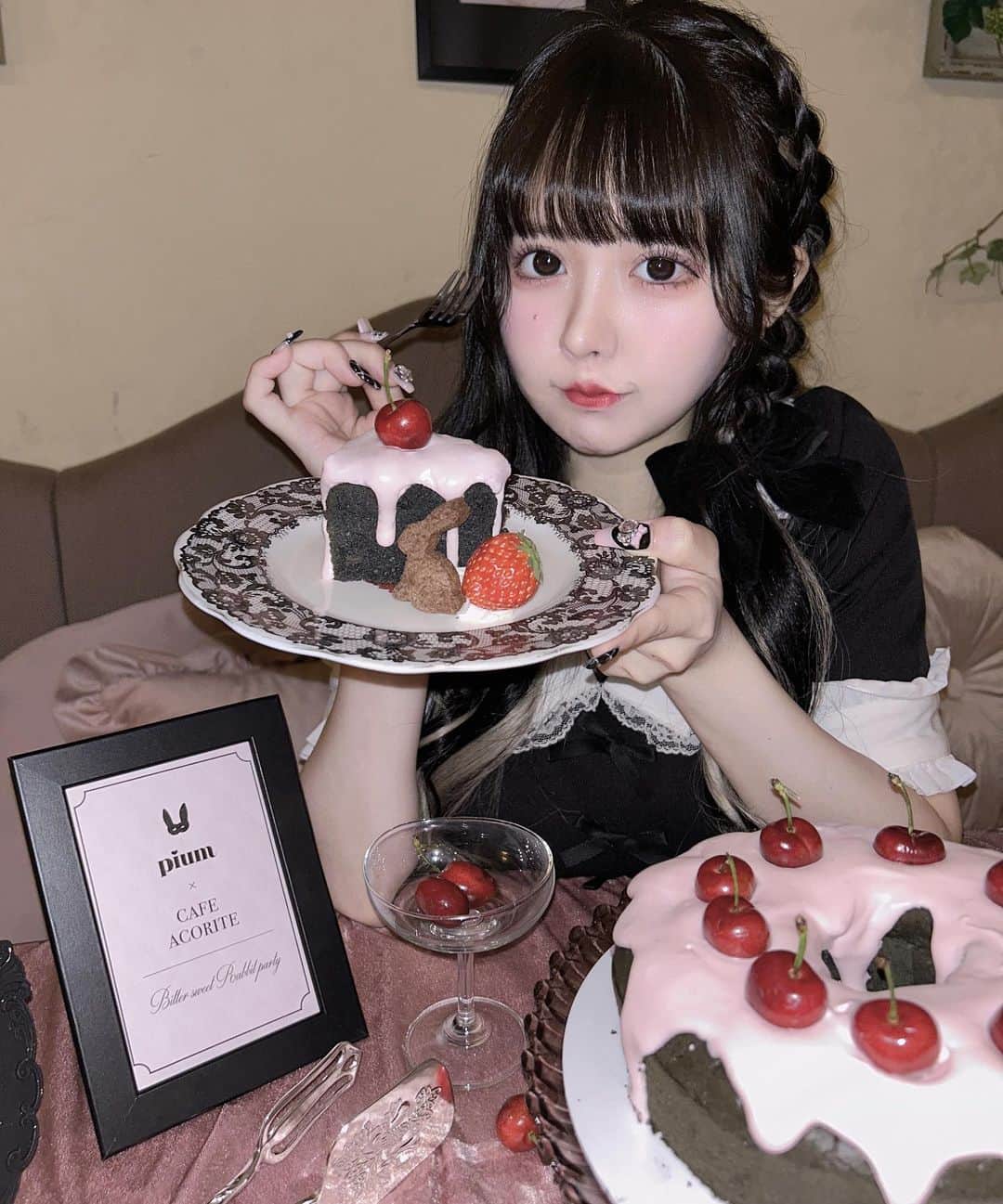 兎凪さやかのインスタグラム：「ピンク×黒さいきょうすぎる  #アコリット　#pium #アフターヌーンティー  #カフェ  #映えスイーツ  #ピンク」