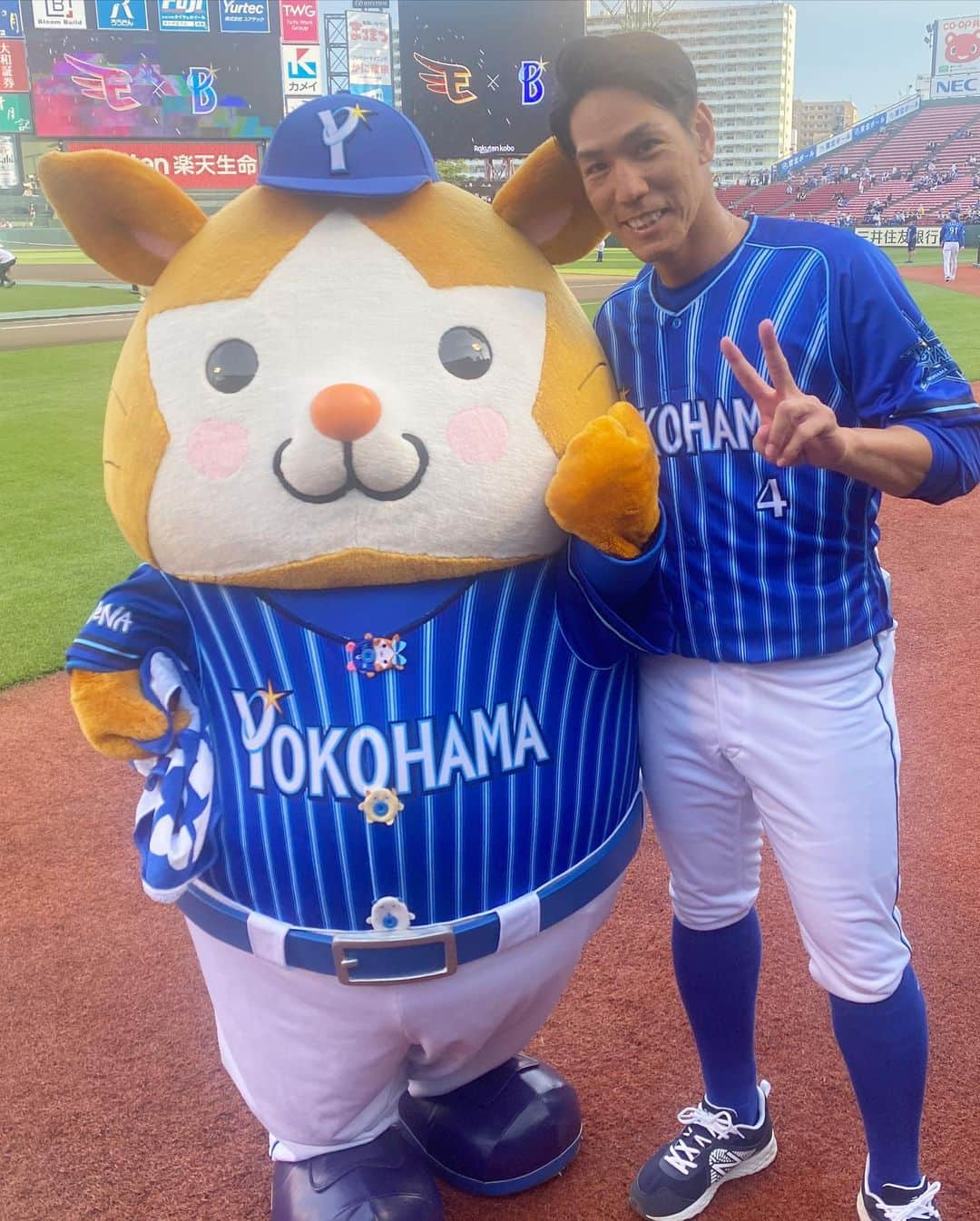 荒波翔のインスタグラム：「スターマンも来てたから🤗 久々にグランドで撮れた📸  キララ、チャピー、バートをボタンの所に連れてきてるのが優しいスターマン😍  #ob対決  #楽天イーグルス  #横浜denaベイスターズ  #交流戦  #楽天モバイルパーク宮城  #友達思い」