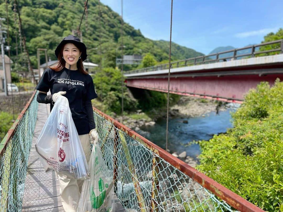 岡田万里奈のインスタグラム：「. . . . 箱根早川には、 最上流域に吊り橋があって これをみんな恐る恐る渡ってます。笑 . わたしは意外と高いところ平気みたいで 数回渡ったら慣れました。笑 . ゴミ拾いのあとは、恒例の釣り。 ピンク色の綺麗なヤマメが釣れてくれました！ . 最近の早川は少しテクニカルだけど、 それはそれで面白いです。 . この日は小粒クランクでヒット！ 最近渓流クランクがマイブームです。笑 . . .  #アングラーズクリーンアッププロジェクト 2023 #アングラーズ #アングラーズマイスター #釣り人が居れば水辺は綺麗になる  #箱根早川 #箱根早川でcr #渓流釣り #渓流ルアー #ヤマメ #山女 #fishing #nature #troutfishing #troutlures #fishingislife #fishinglifestyle」