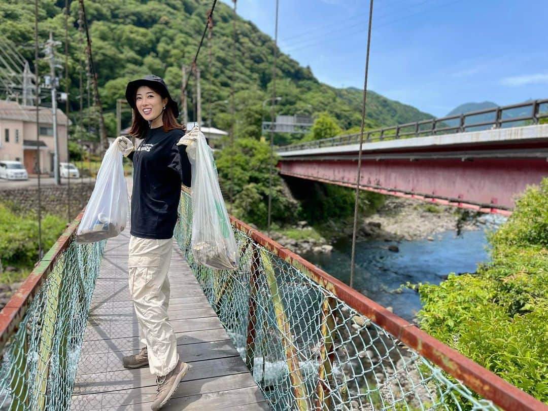 岡田万里奈さんのインスタグラム写真 - (岡田万里奈Instagram)「. . . . 箱根早川には、 最上流域に吊り橋があって これをみんな恐る恐る渡ってます。笑 . わたしは意外と高いところ平気みたいで 数回渡ったら慣れました。笑 . ゴミ拾いのあとは、恒例の釣り。 ピンク色の綺麗なヤマメが釣れてくれました！ . 最近の早川は少しテクニカルだけど、 それはそれで面白いです。 . この日は小粒クランクでヒット！ 最近渓流クランクがマイブームです。笑 . . .  #アングラーズクリーンアッププロジェクト 2023 #アングラーズ #アングラーズマイスター #釣り人が居れば水辺は綺麗になる  #箱根早川 #箱根早川でcr #渓流釣り #渓流ルアー #ヤマメ #山女 #fishing #nature #troutfishing #troutlures #fishingislife #fishinglifestyle」5月31日 20時05分 - lovendor_okamari
