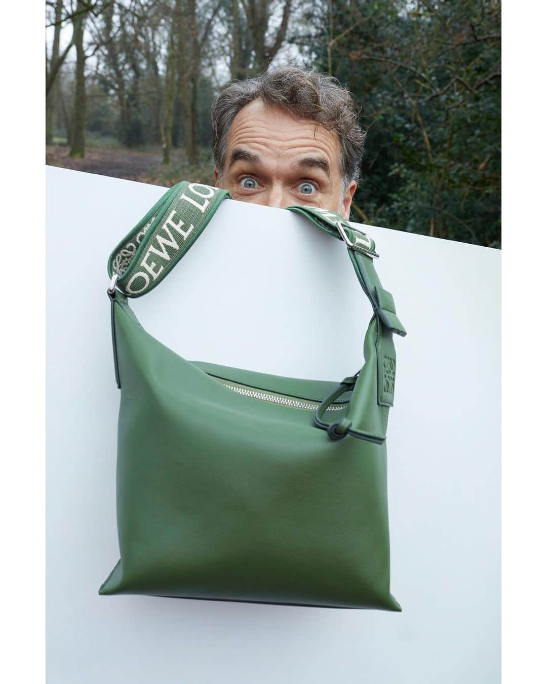 Loeweさんのインスタグラム写真 - (LoeweInstagram)「LOEWE Fall Winter 2023 precollection campaign featuring Murray Bartlett, green tomatoes, the Molded Sling, Fold Shopper, and Cubi Crossbody.  Photography Juergen Teller  #LOEWE #LOEWEFW23」5月31日 22時00分 - loewe