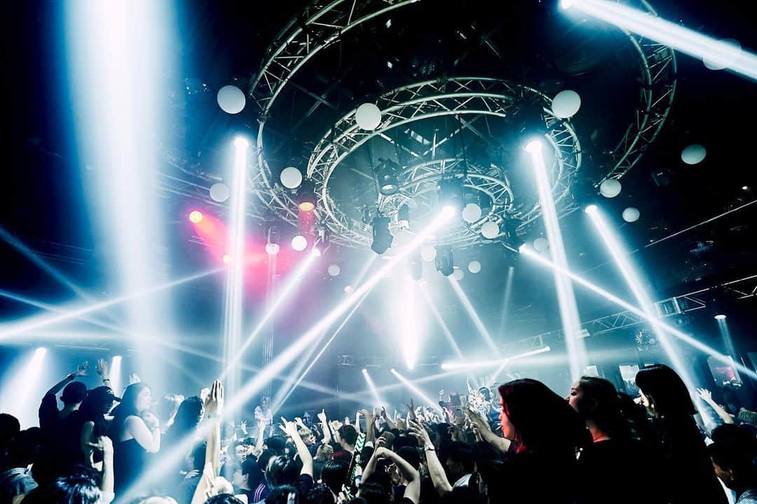 KSUKEさんのインスタグラム写真 - (KSUKEInstagram)「That party was insanely packed and crazy awesome!! 🤯 Everyone was absolutely amazing, huge thanks to all of you!!!🙏❤️‍🔥  And once again, congratulations to @warp_shinjuku for ranking 33rd in the @djmagofficial #top100clubs worldwide!!🎉  Pic by @amonryu  May 27, 2023 📍 @warp_shinjuku」5月31日 20時12分 - ksuke_jpn