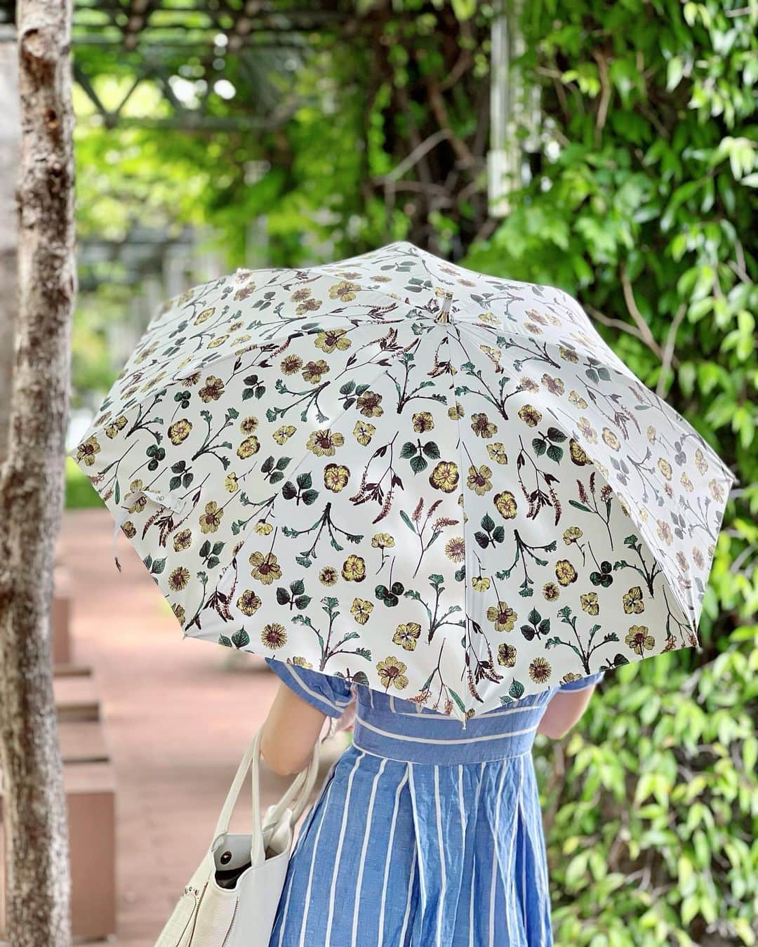織田千穂さんのインスタグラム写真 - (織田千穂Instagram)「いよいよ関東も梅雨入り間近☔️ みなさん準備は出来ていますか〜？ 私は日焼け対策で夏だけじゃなく 1年中⛱️日傘愛用派なので 晴雨兼用の傘は必須アイテムなのです♡ * 今年新調したこちらのアイテム⛱️ ▶︎▶︎ Fuwacoolホワイト カラープリント ショート 長傘 フワクール とにかく柄が可愛いっ♡ 持ち歩くのがルンルンになる可愛い傘☂️ * 普通日傘って照り返し対策で内側が黒なのですが こちらはなんと！白なんです🤍 独自のラミネート加工で白になっているので レフ板効果を発揮して肌もキレイに見せてくれる ハイスペック機能- ̗̀👏🏻 ̖́- * 99%紫外線カットな上に白加工のお陰で涼しさも👌🏻 そして持ち運びにもありがたい約240gの軽さ！ すごい軽いので持っていても疲れなくて良き⭕️ 傘表面がつるっとしているので すごい折り畳みしやすいです！ 更に取っ手部分がもう一段階コンパクトになるので 持ち運びにもすごく便利な所も嬉しい🩷 * 晴雨兼用なのでこの1本を持っていれば 梅雨の時期でも晴れてる時でも 急な雨にも対応出来てありがたいです✨ * 美的2023年6月号にも掲載されているそうです！ 可愛いなーと思った方は 是非アカウント✅してみてね✨ ↓ @moonbat_online_shop   #PR #フワクール #フワクールホワイト #日傘 #デパコス日傘 #ムーンバット #帝人 #美容 #美白 #ＵＶ #ＵＶケア #スキンケア #ＵＶカット #遮光 #遮熱 #日焼け対策 #暑さ対策 #晴雨兼用」5月31日 20時13分 - chihoda