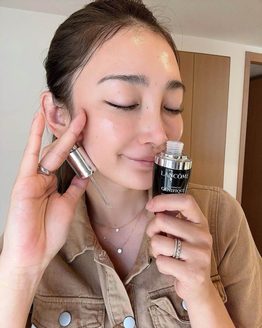 里海さんのインスタグラム写真 - (里海Instagram)「久しぶりに美容のシェアです🥰  長年愛用しているランコムの @lancomeofficial 美容液「ジェニフィック アドバンスト N 」 ✨ 洗顔後に化粧水の前に お肌に塗ります！ 日本のために特別に開発されたみずみずしいテクスチャー   湿度によるインナードライで乾燥する肌が ジェニフィックを使うとバリア機能が安定し 揺らぎがちな肌を守れます！   自分の子供の肌を羨ましがる毎日ですが😂 この美容液の浸透力と 肌触りに大満足しています✨ 　 なくなりそうだったので もう用意をしてあります😊 ないと不安になる 私のお気に入りアイテムの１つです😊 なので皆様にシェアしたいと思います😊     #ランコム #ジェニフィック #美肌菌 #ランコムGIFT #pr」5月31日 20時14分 - satoumi0330