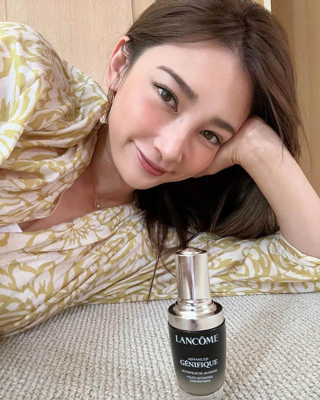 里海のインスタグラム：「久しぶりに美容のシェアです🥰  長年愛用しているランコムの @lancomeofficial 美容液「ジェニフィック アドバンスト N 」 ✨ 洗顔後に化粧水の前に お肌に塗ります！ 日本のために特別に開発されたみずみずしいテクスチャー   湿度によるインナードライで乾燥する肌が ジェニフィックを使うとバリア機能が安定し 揺らぎがちな肌を守れます！   自分の子供の肌を羨ましがる毎日ですが😂 この美容液の浸透力と 肌触りに大満足しています✨ 　 なくなりそうだったので もう用意をしてあります😊 ないと不安になる 私のお気に入りアイテムの１つです😊 なので皆様にシェアしたいと思います😊     #ランコム #ジェニフィック #美肌菌 #ランコムGIFT #pr」