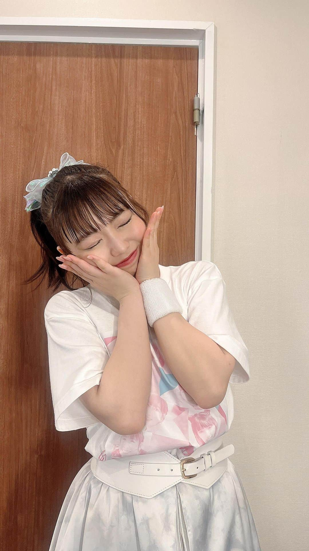 播磨かなのインスタグラム：「🚪  ありまかなさんではなく はりまかなによる"アイドル"  新衣装の全身の写真撮り忘れたけど 動画なら全身写ってるかな! 播磨かな!」