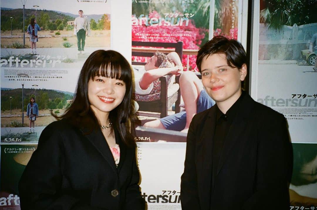岸井ゆきののインスタグラム：「シャーロットウェルズ監督の 『after sun』 公開しましたね！ 今もずっと心に残っています。 さ！ぜひ！！観て！という勢いではなく、潮の満ち引きくらい少しずつかつ巨大なちから、気づいたらおぼれそうな。 とても好きな映画です。 どんな映画もスクリーンで観たいですが、劇場で、ある意味閉鎖的な空間で観ることで自分と対面できるような気がします。」