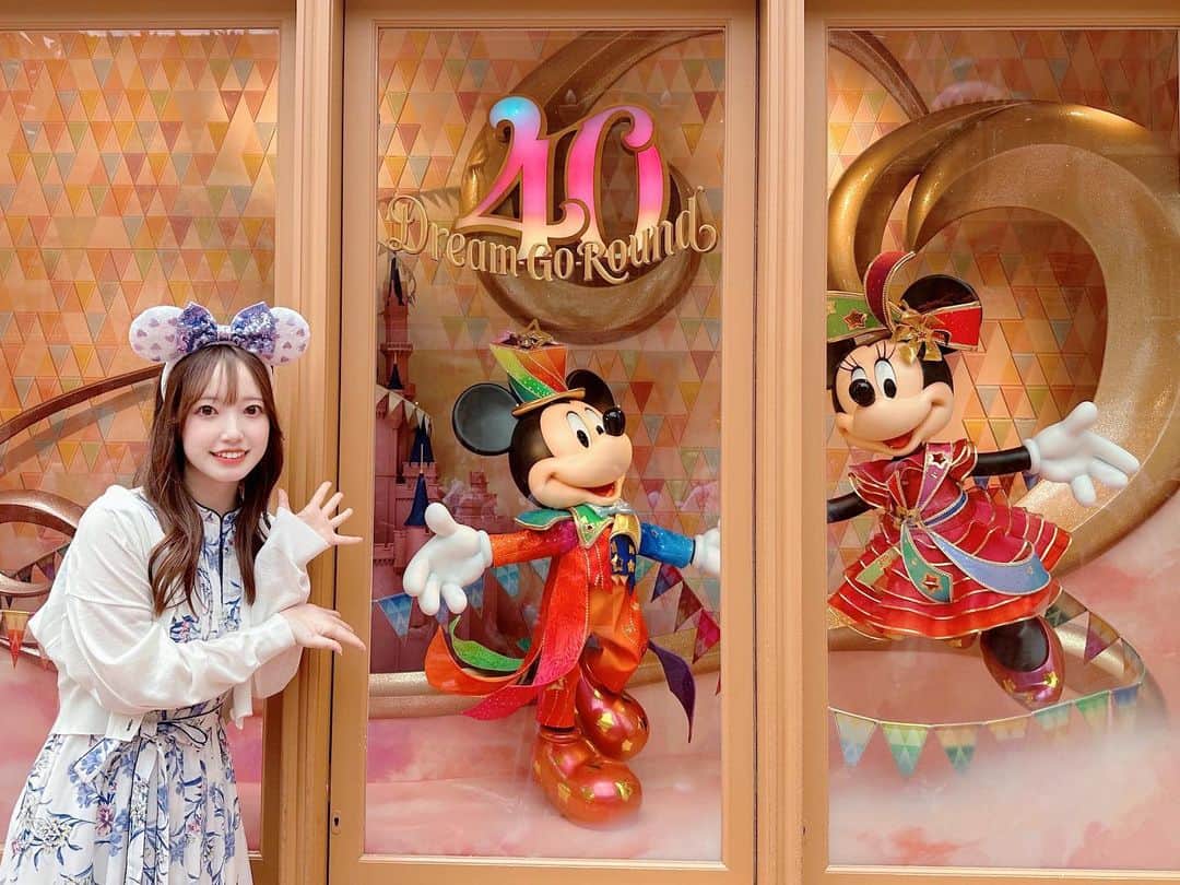石井奏美のインスタグラム：「周年イベントに行く時はワールドバザールのショーウィンドウで写真を撮るのが恒例🌈  #ディズニーランド#40周年 #disneyland#disney #岡山#香川#アナウンサー」
