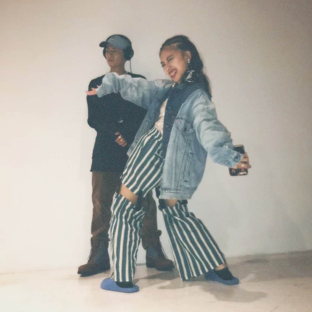 honoka のインスタグラム：「懐かしい写真でてきた。 かわいい たぶん6年まえとか🥶🩵  #どんだけふざけても真顔で対応してくる #いつでも冷静なおと #てゆーか無視 #笑笑」