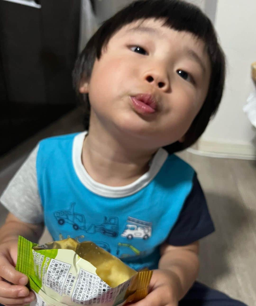 滝川りおのインスタグラム：「お気に入りのお菓子を食べて ご機嫌さん👦🏻🧡  最近はイヤイヤ期再来中で 毎日パジャマで登園し パジャマで帰宅してくる息子💦  #2歳 #2歳男の子 #イヤイヤ期再来中」