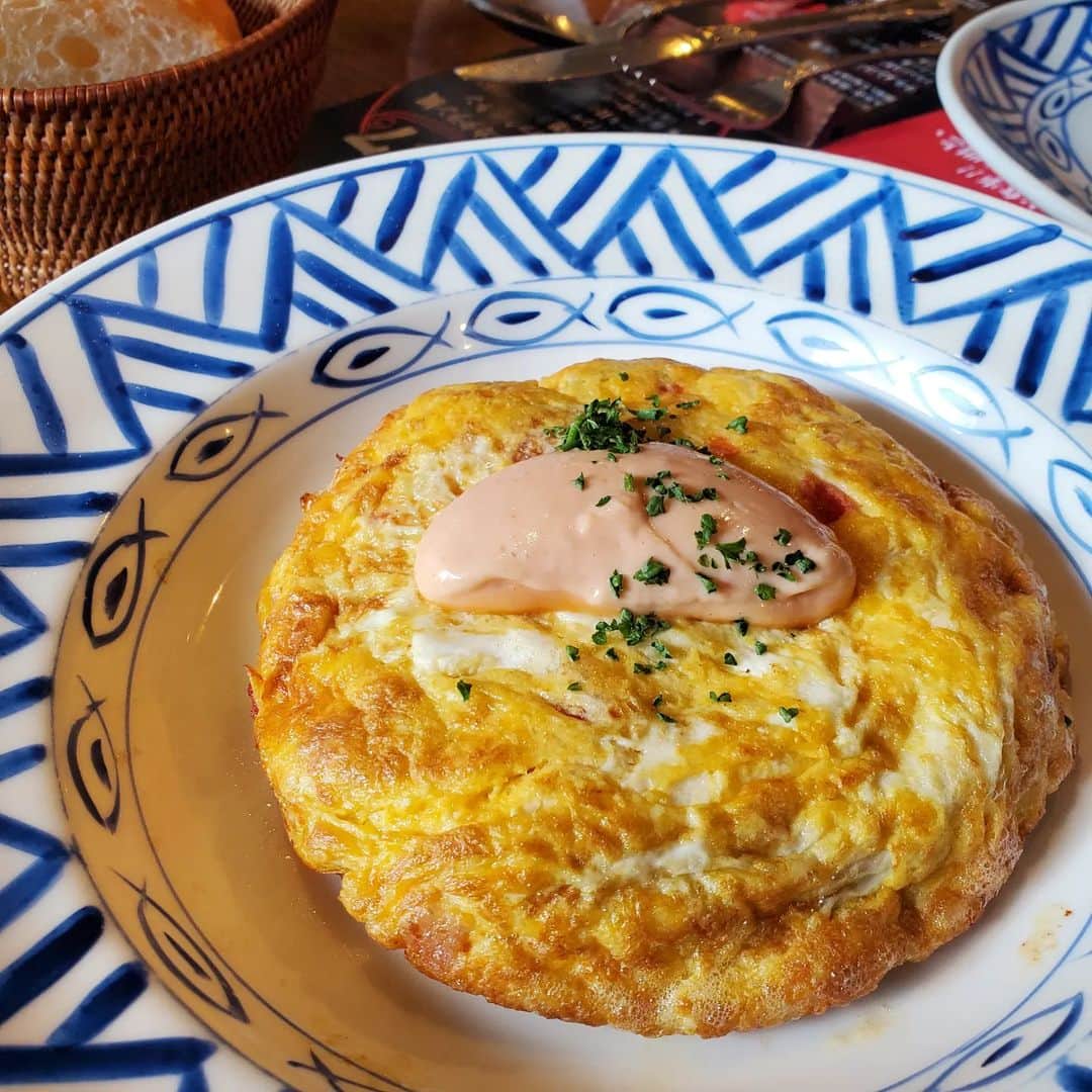 常世晶子さんのインスタグラム写真 - (常世晶子Instagram)「昨日のランチ。たまたまスペイン料理🍴  同じお店ばかりにならないように、あちこち入ってみています🙄  #表参道 #サングリア  #パエリア #オムレツ #美味しかったよー  #ランチミーティング #食べるのが楽しみ😊♪」5月31日 11時26分 - tokoyo_shoko