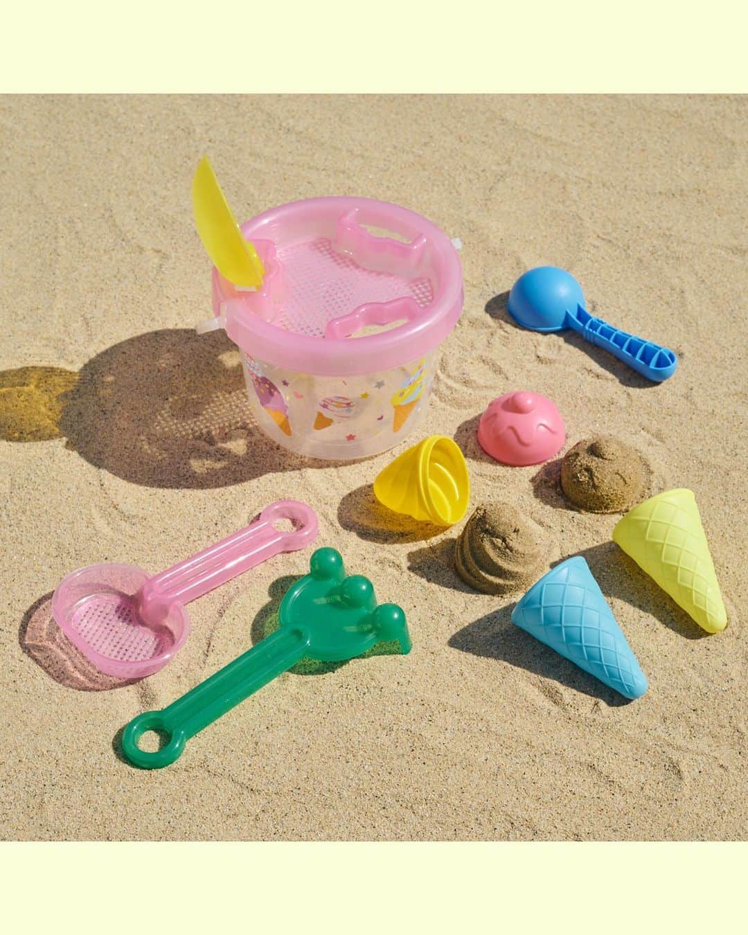西松屋さんのインスタグラム写真 - (西松屋Instagram)「たのしい砂あそび🏖 パステルカラーでかわいいお砂場セット🌈やかっこいいはたらくくるま🚜 アイスクリーム屋さんにもなれちゃうよ😋🍨 お砂場セットの持ち運びはメッシュバッグがとっても便利♪  どのお砂場グッズであそびたいですか？☀️ ぜひコメントで教えてください😊 ━━━━━━━━━━━━━━━ 写真1枚目：アイテム ◇おすなばアイスクリームバケツセット ￥649（税込¥713） （品番：4562130927726）  写真2枚目：アイテム ◇やわらかバケツセット　ワイド 各色￥499（税込¥548） （品番：4571138751721）  写真3枚目：アイテム ◇はたらくくるま　ダンプカーミニ ￥349（税込¥383） （品番：4562130927795） ◇はたらくくるま　ブルドーザー　ミニ ￥349（税込¥383） （品番：4562130927818） ◇はたらくくるま　ショベルカー　ミニ ￥349（税込¥383） （品番：4562130927801）  写真4枚目：アイテム ◇おすなばコットンメッシュバッグ 各色￥449（税込¥493） （品番：4571138753688） ━━━━━━━━━━━━━━━ ※掲載商品の価格は投稿時の価格です。 ※小物は参考商品です。 ※掲載商品は実物と色が異なる場合がございます。 ※店舗により品揃え・在庫が異なる場合がございます。 ※売り切れの場合はご容赦ください。  ・━・━・━・━・━・━・━・ 📣ご質問やコメントへのご返信は致しかねますが、 サービス向上のための貴重な情報として、スタッフが拝見しております。  📣#西松屋これくしょん もしくは @24028.jp を付けて投稿してね！ こちらの西松屋公式アカウントで紹介させていただくかも♪ 皆さまの投稿お待ちしております☺︎  ※DMであらかじめご連絡を差し上げ、許可を頂いた投稿のみを紹介させていただきます。 ※DM内で外部サイトへの遷移や個人情報の入力をお願いすることはございません。 ・━・━・━・━・━・━・━・  #西松屋 #nishimatsuya #24028 #砂場 #お砂場セット #お砂場遊び #お砂場グッズ #公園デビュー #公園遊び #お外遊び #泥遊び #お散歩デビュー #知育グッズ #知育玩具 #おもちゃ #西松屋キッズ #プチプラ #赤ちゃん #ベビー #新生児 #キッズ #マタニティ #プレママ #マタママ #子育てママ #赤ちゃんのいる暮らし #赤ちゃんのいる生活 #子供のいる暮らし #子どものいる暮らし」6月1日 9時50分 - 24028.jp