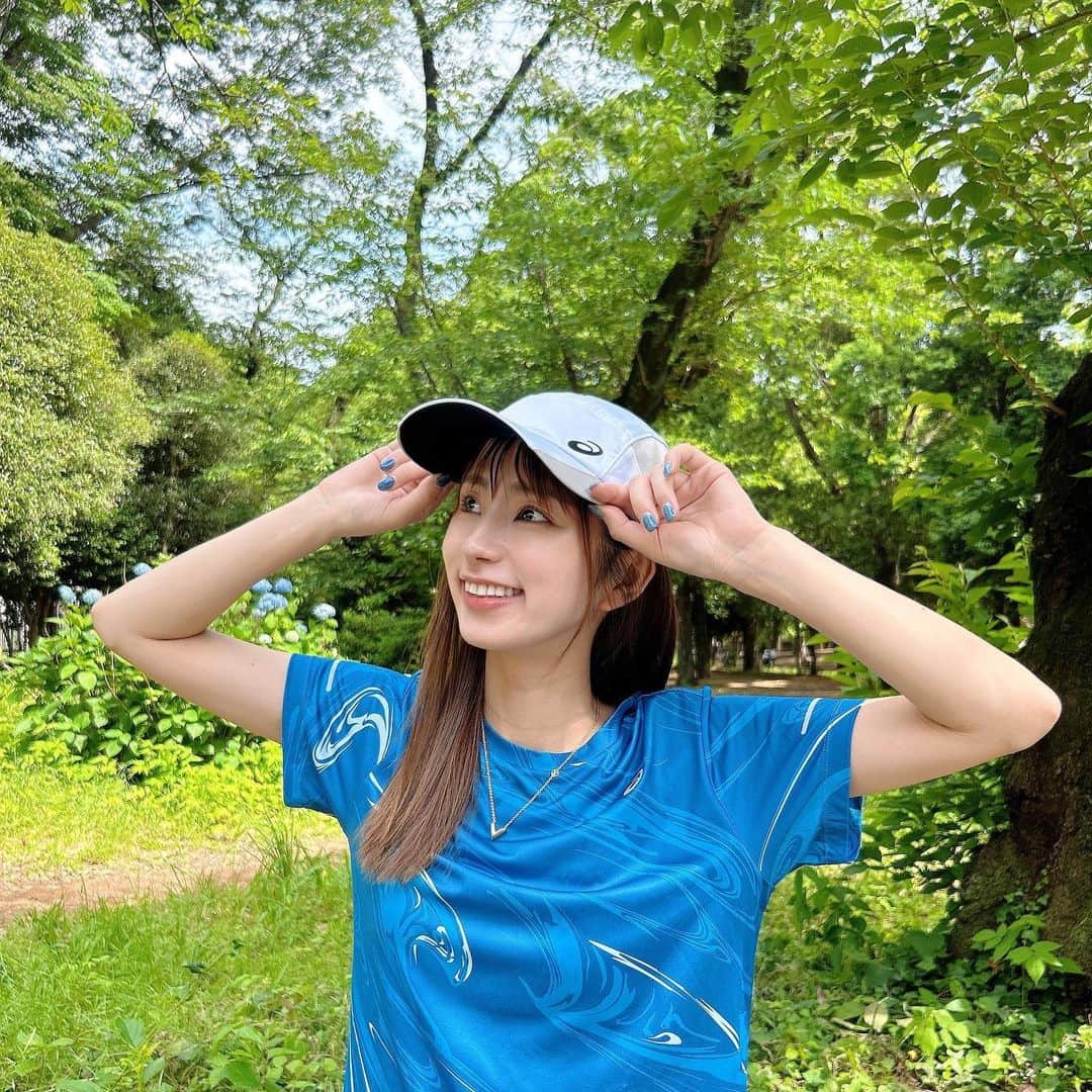 前田ゆうのインスタグラム：「ランニングするようになって、 かっこいい趣味ができました☺️✨カラダにも心のリフレッシュにもいいしね😁  このニンバスに出会えたこともラッキー🥹✨かわいくて履くだけでテンション上がるし😍‼️  これ大事😎‼️いまや最高なランニングパートナーです😆  #アシックス #ASICS #GELNIMBUS 25	 #ゲルニンバス」