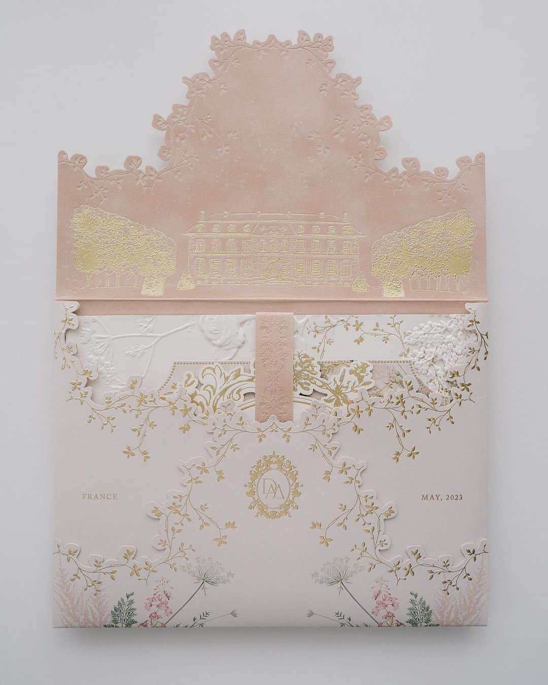 Veronica Halimさんのインスタグラム写真 - (Veronica HalimInstagram)「Invitation suite featuring the beautiful wedding venue: Château du Grand-Lucé, France — #destinationwedding #chateaudugrandluce #francewedding #ldvh #weddingstationery #chateau」5月31日 11時41分 - truffypi