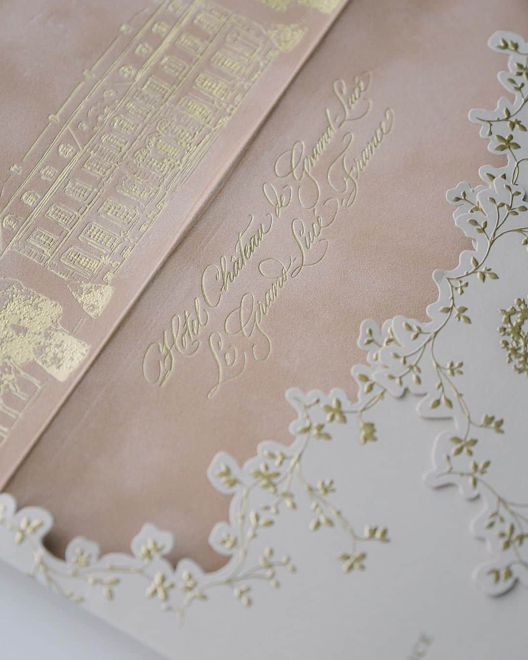 Veronica Halimさんのインスタグラム写真 - (Veronica HalimInstagram)「Invitation suite featuring the beautiful wedding venue: Château du Grand-Lucé, France — #destinationwedding #chateaudugrandluce #francewedding #ldvh #weddingstationery #chateau」5月31日 11時41分 - truffypi