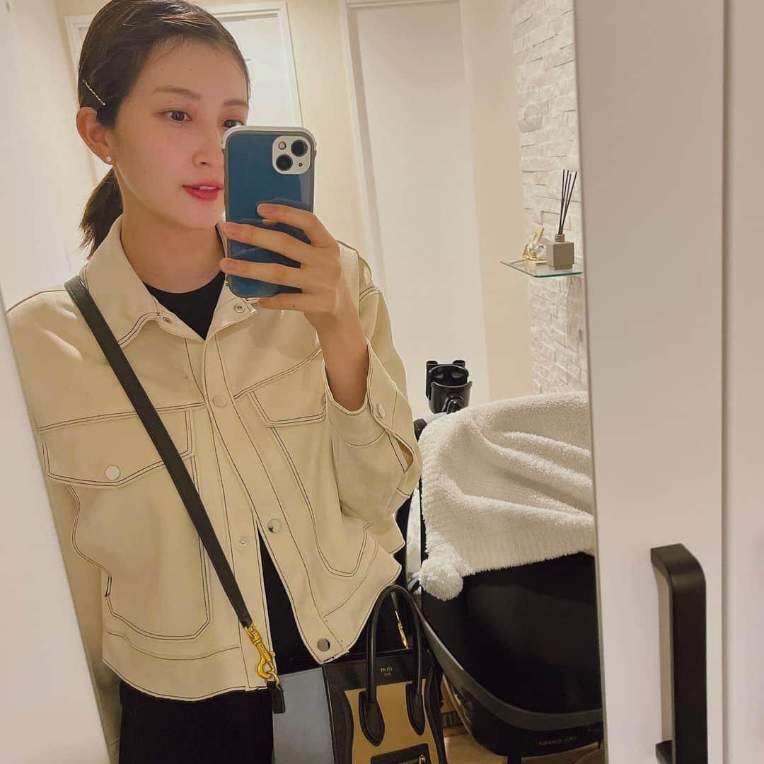 山崎萌絵のインスタグラム：「𓂃𓅫  産後買った唯一のお洋服、もうさすがに暑いけど毎日のように着た😂 私服のかなりの割合を占めるZARAです🌈ZARA大好き♡  Tシャツはよだれで汚れるので毎日UNIQLO着てます👶 夏物買い足さないと！  #zaraコーデ #zara購入品  #uniqlo  #ママコーデ  #男の子ママコーデ」