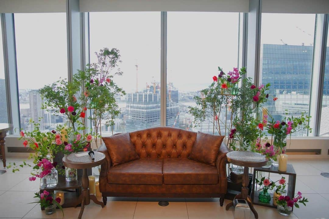 The 33 Sense of Weddingさんのインスタグラム写真 - (The 33 Sense of WeddingInstagram)「*** 高砂ソファのコーディネート🌼  お花とグリーンがおふたりの周りを彩り 華やかな印象の高砂ソファ💐  おふたりに合わせて 様々なバリエーションで ご提案させていただきます🌈  — 地上160mの天空ウェディング🕊  ブライダルフェアのご予約は 【@the_33_sense_of_wedding 】の プロフィール【URL】より✔️  —  #the33senseofwedding #ザサーティースリー #梅田結婚式場 #大阪結婚式 #結婚式梅田  #結婚式場大阪#プレ花嫁 #式場見学 #結婚式場探し#結婚式準備#プレ花嫁 #式場見学 #結婚式場探し#結婚式準備#ウェディング#wedding#高砂#高砂装花#高砂ソファ#コーディネート」5月31日 11時49分 - the_33_sense_of_wedding