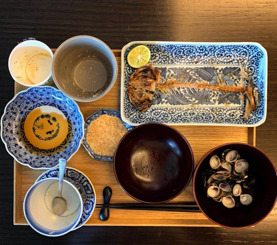 祐真朋樹さんのインスタグラム写真 - (祐真朋樹Instagram)「真鶴の鯵干し物&鰯ハンバーグ（さつま揚げふう） ハンバーグは、胡麻マヨと、おろしポン酢の二味楽しみました。おから、茶碗蒸し、納豆、しじみ汁と大満足の朝ご飯。  #朝ご飯 #祐ご飯 #利ご飯 #魚かず  #おから #鯵のひらき  #鰯ハンバーグ  #完食」5月31日 11時52分 - stsukezane