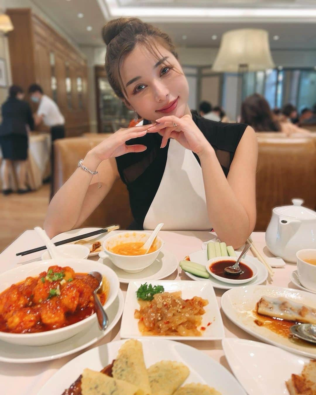 濱野りれさんのインスタグラム写真 - (濱野りれInstagram)「【Lei Garden Restaurant】 Michelin ★ I came to eat dim sum!! A restaurant I visit every time I come to Singapore🫰  【Lei Garden Restaurant】へ点心を食べに🥟 シンガポールに来たら毎回ここに食べにくるの！ 思い出の場所🐼❤️  . #leigarden #leigardenrestaurant利苑酒家 #利苑酒家 #点心 #chijmes #chijmessg #Singapore #SG #sgfoodie #sgeats #sgfoodies #michelin #michelinstar #michelinguide #michelinrestaurant #レイガーデン #レイガーデンシンガポール #シンガポール #シンガポールグルメ #ミシュラン #ミシュランガイド」5月31日 11時59分 - riregram