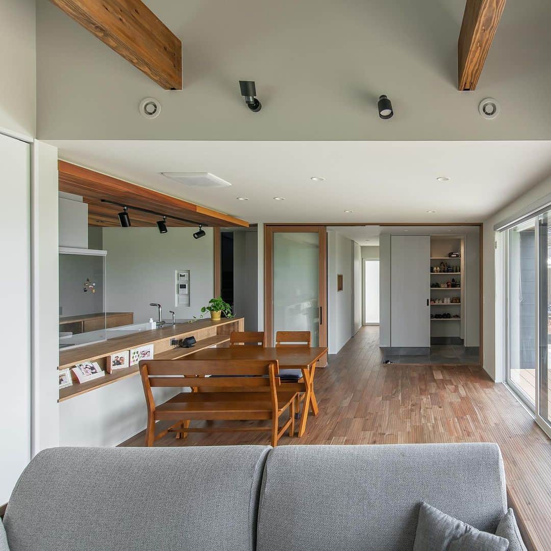 ルポハウス一級建築士事務所さんのインスタグラム写真 - (ルポハウス一級建築士事務所Instagram)「・ ・ ・ アカシアの無垢床と大開口がフラットにつながり、化粧梁のある吹き抜けと相まって、開放感いっぱいのLDK。 内外のグリーンが目に優しく、癒やされます。 ・ ・ ・ 𓐌𓐌𓐌𓐌𓐌𓐌𓐌𓐌𓐌𓐌𓐌𓐌𓐌𓐌𓐌𓐌𓐌𓐌  ルポハウスの施工事例はこちらまで☞ @reposhouse  𓐌𓐌𓐌𓐌𓐌𓐌𓐌𓐌𓐌𓐌𓐌𓐌𓐌𓐌𓐌𓐌𓐌𓐌 ルポハウス はちょっとかっこいい家 を"友人のために" という思いでつくっています。 一生に一度のマイホーム。 「あなたにしかできない」×「ルポハウスだからできる」で、 私たちだけの#家づくり を思いっきり楽しんでみませんか？！ ・ ・ ・ #住宅 #注文住宅 #新築 #新築一戸建て #家づくり計画 #リビング #リビングインテリア #リビングダイニング #無垢床 #無垢フローリング #アカシア #アカシアフローリング #リリカラクロス #ll5163 #アクセントクロスグリーン #フロートテレビボード #ウッドワンテレビボード #無垢の木の収納 #吹き抜け #吹き抜けリビング #化粧梁 #化粧梁のあるリビング #リビング畳 #タタミコーナー #銀鼠色の畳」5月31日 12時00分 - reposhouse