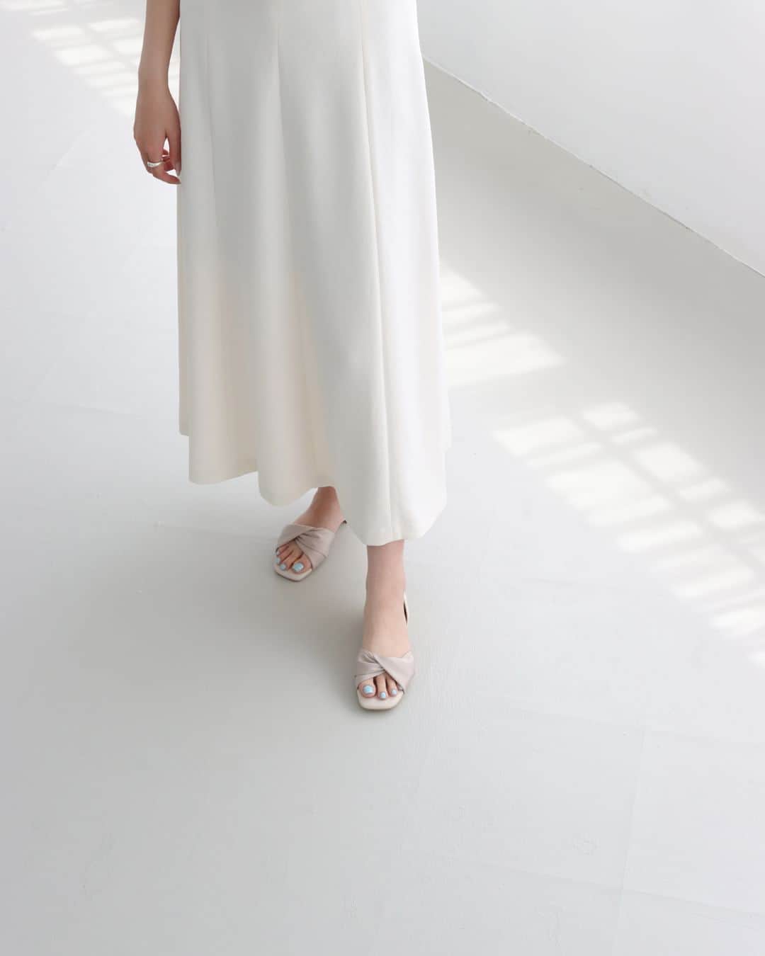 のインスタグラム：「.  Feel the blossom 2023SUMMER🌼  クロスターバンフラットセパレートサンダル<ふわさら> 204-12894 / 8,470yen  ―　―　―　―　―　―　―　―　―　―　―　―　―　  詳細は　@jellybeans_shoes プロフィールURLよりご覧ください。  #jellybeans #jellybeans_shoes #ジェリービーンズ #2023ss #spring #summer #fashion #mules #pumps #boots #春夏コーデ #足元コーデ #きれいめコーデ #大人かわいい #大人カジュアル #フェミニンテイスト #フェミニンコーデ #フラワーデザイン #シアー #ミュール #パンプス #ブーツ #サンダル #サンダルコーデ」