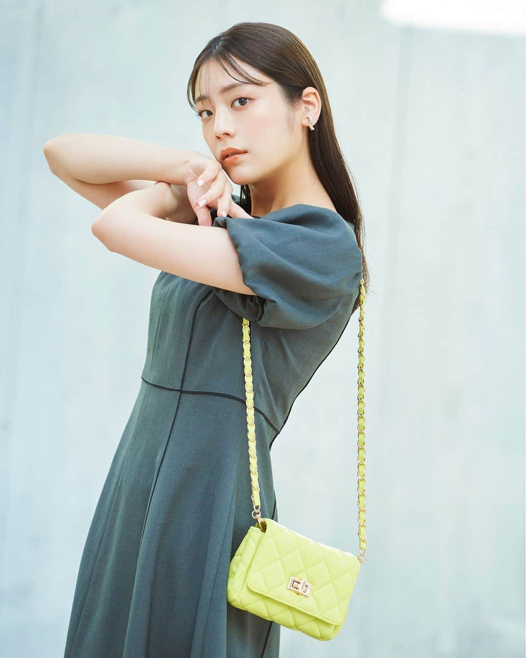 NATURAL BEAUTY BASICのインスタグラム：「貴島明日香さんが素敵に着こなしてくださった 初夏の新作webカタログ、第2弾が大好評公開中♡  ■パイピングフレアワンピース ¥12,980 tax in size:S/M/PS color:チャコールベース/ベージュべース/オレンジベース #0173240640  ---------------------------  Relaxy lady Feat.Asuka Kijima  貴島明日香さんが凛と着こなすサマーコレクションをお届け。 ホルターネックのロングドレスに、Ｖネックのジャンスカ、 ボクシーシルエットのカラーカーデetc.  これからの季節にぴったりな リラックスムードのフェミニン服が出揃いました。  詳しくは @naturalbeautybasic_official プロフィールのURLより webカタログをチェック♪  #貴島明日香 さん #ワンピース #パイピング #フィットアンドフレア #チャコールワンピース #夏コーデ #お出かけコーデ #オフィスコーデ #オフィスカジュアル #通勤コーデ #大人可愛い #カラーコーデ  #着回しコーデ #きれいめカジュアル  #ベーシックコーデ #ベーシック #ナチュラルコーデ #トレンドスタイル #シンプルコーデ #ナチュラルビューティーベーシック #naturalbeautybasic」