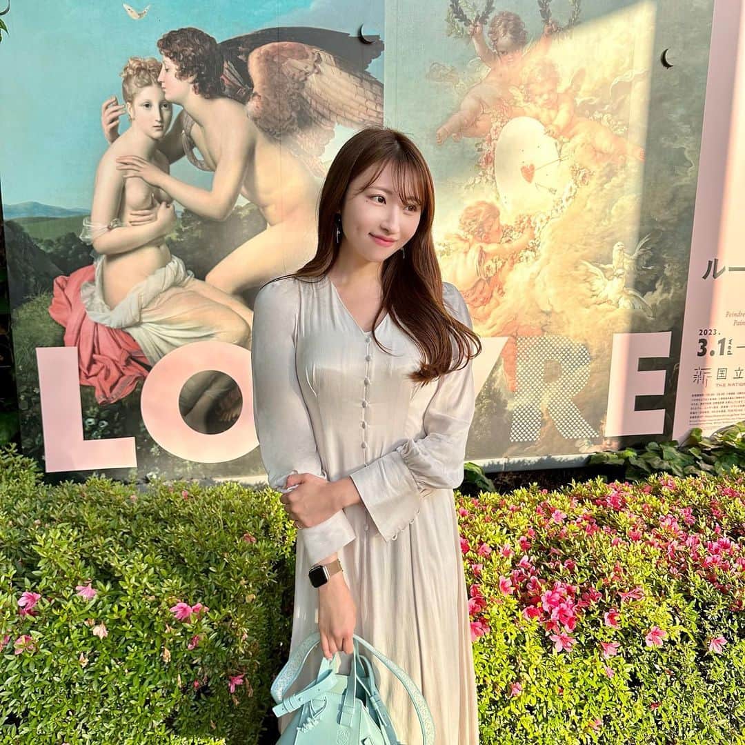 中村このみのインスタグラム：「. 新国立美術館で開催されている 『ルーヴル美術館展 愛を描く』 行ってきました…⸝⸝👼🪄  愛の歴史を知り、様々な愛の形に触れることが出来て、 すごくよかったです🫶  絵画ってほんとに奥が深い。知れば知るほど楽しい🖼️ 芸術ってやっぱ素晴らしいね🏹  ずっと行きたくて、やっと行けたので嬉しかったです🪽♡  #ルーブル美術館展#ルーブル美術館#新国立美術館#新国立美術館ルーブル展#美術館巡り#絵画#名画#美術館コーデ#ootd#ワンピース」