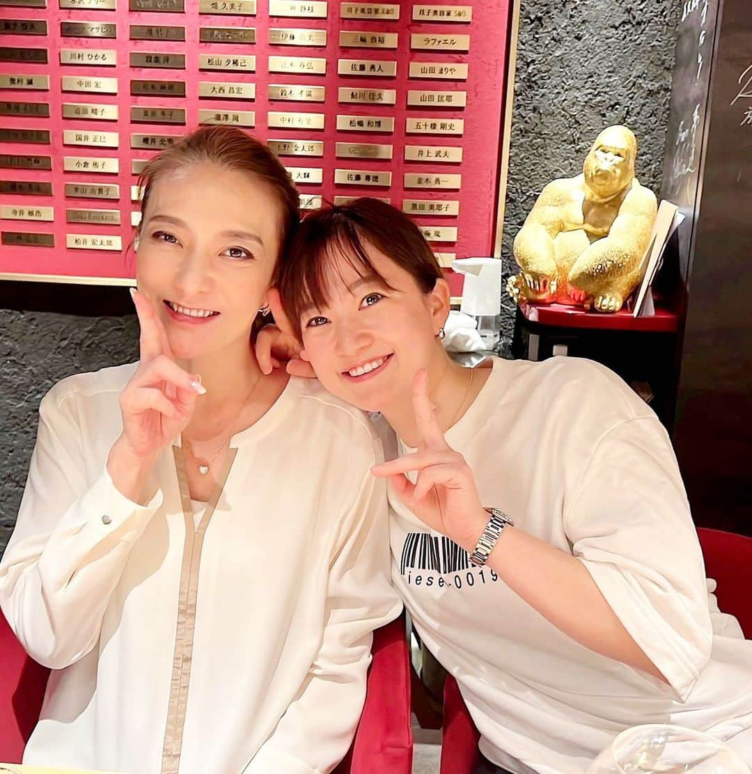 西川史子さんのインスタグラム写真 - (西川史子Instagram)「エステプロラボの インナービューティー肉割烹🥩に続き、今回はインナービューティー鮨🍣『黒しゃり』に行ってきました😆🖤  この黒シャリのすごいところは、 ケイ素や炭が入っているので、 身体の中の毒素や重金属、特に水銀など吸着して排出してくれるところです！ 学生の時、救急現場でも、薬物過量服薬の患者さんに炭を使って治療していたのを思い出しました！  さらに血糖値が上がらないように 全て白砂糖不使用で、ブルーアガベシロップを使っていて悪いものが全く口に入ってこない安心のお鮨🍣でした🖤  翌朝、腸の状態が良くてすぐに お腹が空きました！ やっぱり健康は、全て口から入れるものだと再確認できて嬉しかったです😊✨  #黒しゃり #麻布黒しゃり  #会員制 #インナービューティー鮨 #エステプロラボ #人間は食べたものでできている  #腸活 #神は腸に宿る」5月31日 12時05分 - dr.ayako_nishikawa