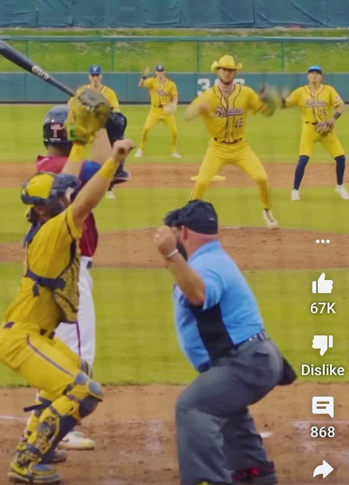 マイケル・ミュラーのインスタグラム：「Wait a second isn’t it all about winning?? THE GOAT??? LOL maybe the best baseball team ever to hit the field. @thesavbananas」