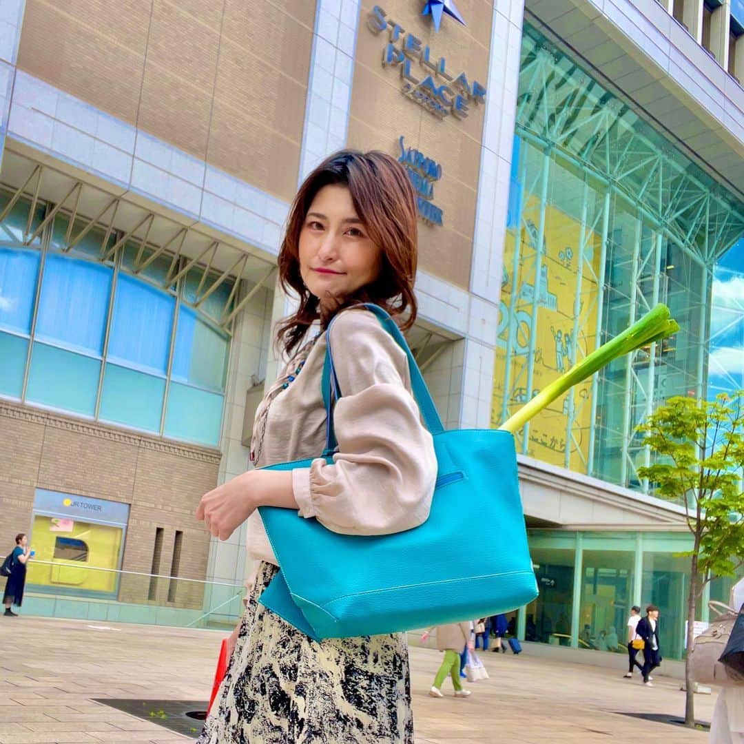 のインスタグラム：「今日は年相応の服装でお出かけなり。  さて、ランチはどこに行こうかな？     #出かけに生協で葱を購入したがエコバッグを忘れる」