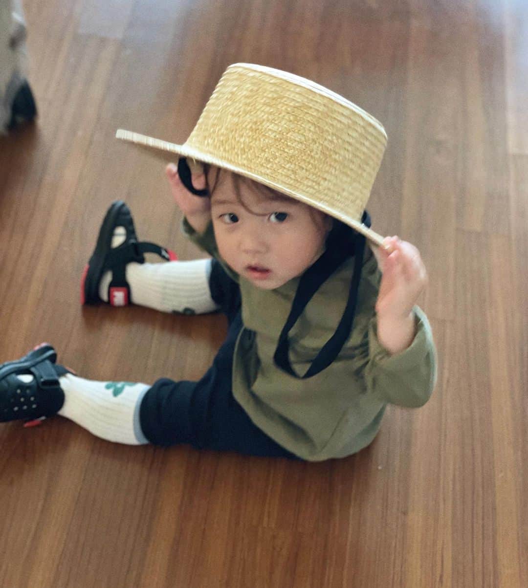 シン・ダウンさんのインスタグラム写真 - (シン・ダウンInstagram)「. 친정식구들과 함께한  엄마아빠 제주도 칠순 여행 zip-🌴 제주도 꽃 다 뜯어 먹고 온 홀리👶🏻  홀리를 만나고 더 가족의 애틋함을 느껴요 엄마없으면 난 홀리 못키워….🫥🫠ㅋㅋㅋㅋㅋㅋㅋㅋㅋㅋㅋㅋ   #신난다은👩🏻」5月31日 12時10分 - shindandan_