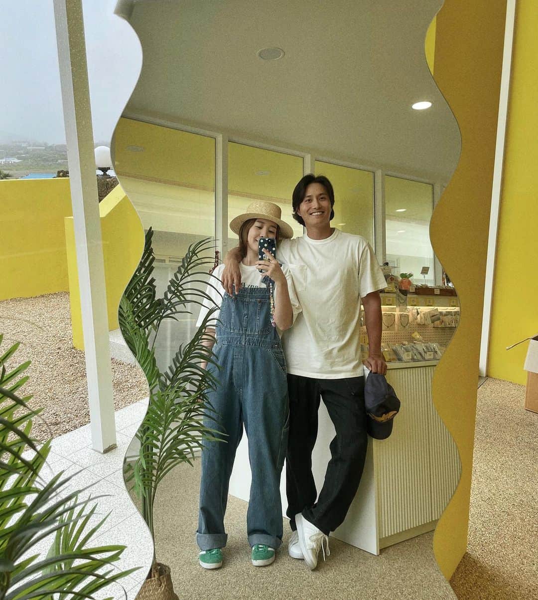 シン・ダウンさんのインスタグラム写真 - (シン・ダウンInstagram)「. 친정식구들과 함께한  엄마아빠 제주도 칠순 여행 zip-🌴 제주도 꽃 다 뜯어 먹고 온 홀리👶🏻  홀리를 만나고 더 가족의 애틋함을 느껴요 엄마없으면 난 홀리 못키워….🫥🫠ㅋㅋㅋㅋㅋㅋㅋㅋㅋㅋㅋㅋ   #신난다은👩🏻」5月31日 12時10分 - shindandan_