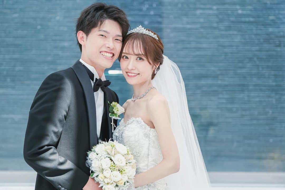 ザ・ピーク プレミアムテラスのインスタグラム：「挙式前のおふたりでのお写真タイム🤍  @fiorebianca_wedding @cocon.by.chloriscinq   ............................................................ 【2022年口コミ7年連続受賞】  \ゲスト満足度❤︎鹿児島県No.1/  ▪︎天空からまばゆい光が降り注ぐ 純白のチャペル ▪︎鹿児島中央駅・天文館から近い 鹿児島唯一の好立地 ▪︎完全貸切の空間で 特別感に包まれた心地よい1日を .......................................................... スタッフブログやㅗ 卒花レポート 会場見学 こちらからご覧いただけます♩  ▶︎ @thepeak_wedding トップページURLの 公式HPより、、、❤︎  #鹿児島#鹿児島花嫁 #ザピークプレミアムテラス #2023春婚 #2023夏婚 #2023冬婚 #wedding#ウェディング#家族婚ウェディング #親族婚 #親族結婚式 #少人数婚 #ウエディングブーケ #ナチュラルウエディング #大人ウエディング #花嫁さんの力になりたい #ウエディングフォト #おしゃれウエディング #カメラ #天文館 #コロナ対策 #ドレス迷子 #ブライダルヘア #結婚式アイディア #鹿児島結婚式#鹿児島結婚式場#鹿児島結婚式」