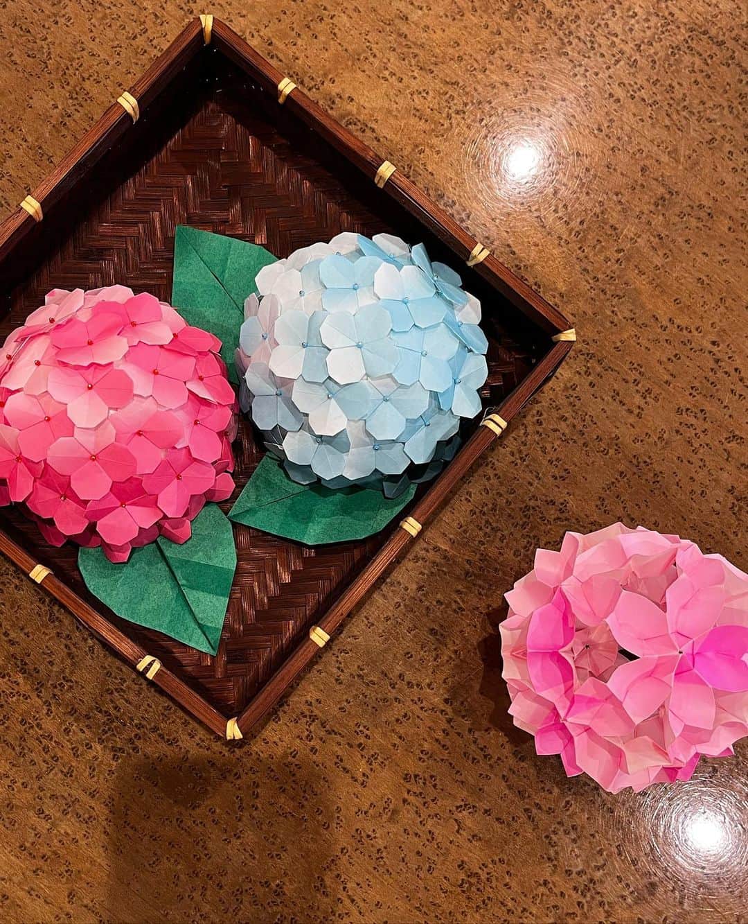 千秋さんのインスタグラム写真 - (千秋Instagram)「『ドラえもん』しずかちゃんの声優、かかずゆみちゃんが、しずかちゃん過ぎる件🩷  この紫陽花は折り紙で作ったんだって。 季節が変わったからと、収録現場のテーブルの上に飾っていた桜を紫陽花に替えていました。 桜もゆみちゃんの手作り。（写真2枚目） 誰かに頼まれたとかではなく、自主的にやっているそう。 こんな女の子らしいひと、います？ 感動しちゃった！  箱から見えたこれを「それなあに？食べ物？」（ドラミ） 「ゼリー？」（スネ夫）と食い意地はってる2人と大違い。  紫陽花の季節。明日からもう６月ですね。あと1ヶ月で今年の上半期も終わりますよ。日々楽しく生きましょうね。  #かかずゆみ」5月31日 12時13分 - chiaki77777