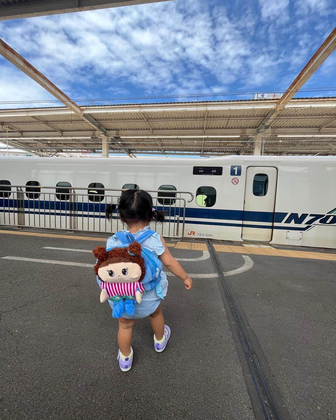 のインスタグラム：「一時帰国の思い出たち🫶  にぃにの大事なイベントのため3泊4日の福岡✈️ おすずちゃんも付き合ってくれて本当ありがとう👧🏽💖  今回の一時帰国で驚いたことは新幹線にまでウォシュレットがあったこと🚽 お尻にとても優しい国🇯🇵笑笑  #1歳女の子#1歳6ヶ月#ママライフ#女の子ママ#子育て#育児記録#海外移住#フィリピン移住#一時帰国#福岡旅行#福岡観光#海外子育て#海外で子育て#18months」