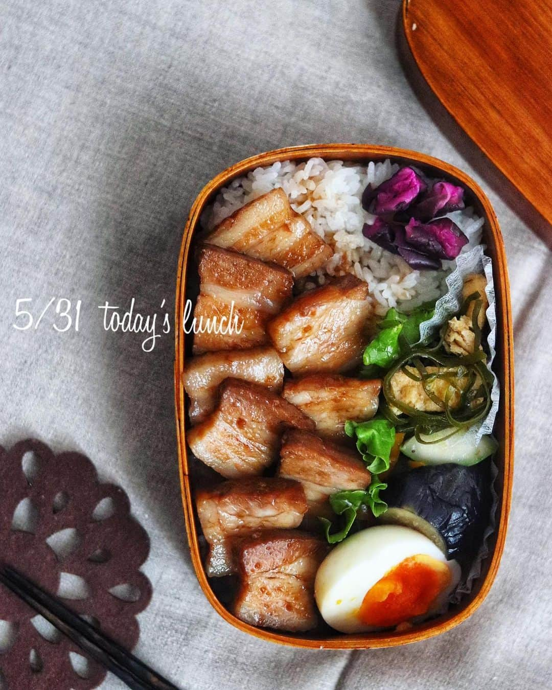 奥田和美さんのインスタグラム写真 - (奥田和美Instagram)「【醤油チャーシュー丼弁当】  今日はガッツリなお弁当。  🍀レンチン醤油チャーシュー 🍀ゆで卵 🍀ミックス野菜の出汁和え 🍀めかぶと油揚げ煮  昨日の豪華（わたし的に）なお弁当よりも、今日のお弁当の方が明らかに嬉しそうだったわ😂  余ったチャーシューを朝からご飯にのせて旨い旨いと言いながら食べてくれました🍚 冷めるとちょっと脂が白く固まるかもしれないねって言うと 「それも美味しいから大丈夫」 はい今日も名言出ましたー📣  一昨日持たせたぶどうは「入れなくていいよ」と言うので、ぶどう嫌いだったっけ？と聞いたら、皮が食べられない種が入ったぶどうだったみたいで 「人前で皮と種を口から出すのに抵抗がある」 と。 いつからそんな上品にww ってことで、家で美味しく頂いてました🍇  ミックス野菜は、冷凍のものでパプリカ、ズッキーニ、茄子が入っているもの。 レンチンしてヤマサの「これ！うま！つゆ」（大泉洋のCMのやつね）で和えました。 めかぶと油揚げの煮物は晩ご飯の残り。  チャーシューはレンチンで。 これ、本当にめっちゃ柔らかくて美味しく仕上がります。  ━━━━━━━━━━━━━━━  【レンチン醤油チャーシュー】  （材料）2~3人分 ◎豚バラブロック...400g前後 A ◎醤油..大さじ3 ◎砂糖、みりん、酒...各大さじ1 ◎にんにく（チューブ）....5cm  （作り方） 1.レンジ対応の耐熱容器にクッキングシートを敷き、その上に豚肉をのせて全体にフォークで穴を開けたら混ぜ合わせたAをまんべんなくかける。 2. 豚肉の脂を上にして置き、ラップ無しでレンジ（600w） で5分加熱する。 3.裏返してさらに4分加熱したら、ラップをぴったりかけて10分蒸らして余熱で中まで火を通す。  ✳️薄く切って器に盛ったら溜まったタレをかけて下さい ✳️クッキングシートを必ず敷いてレンジ加熱して下さい（敷かないと焦げます）  ━━━━━━━━━━━━━━━  ラップをかけて10分以上置いておくと、火が通り過ぎて固く小さくなるので、10分経ったらラップを外して冷まして下さいませ。  さぁ今日も頑張りましょう✨  #高校生男子弁当  #チャーシュー  #チャーシュー弁当  #チャーシュー丼  #チャーシュー丼弁当  #醤油チャーシュー  #レンジチャーシュー わっぱ  #わっぱ弁当」5月31日 12時17分 - kazumiokuda