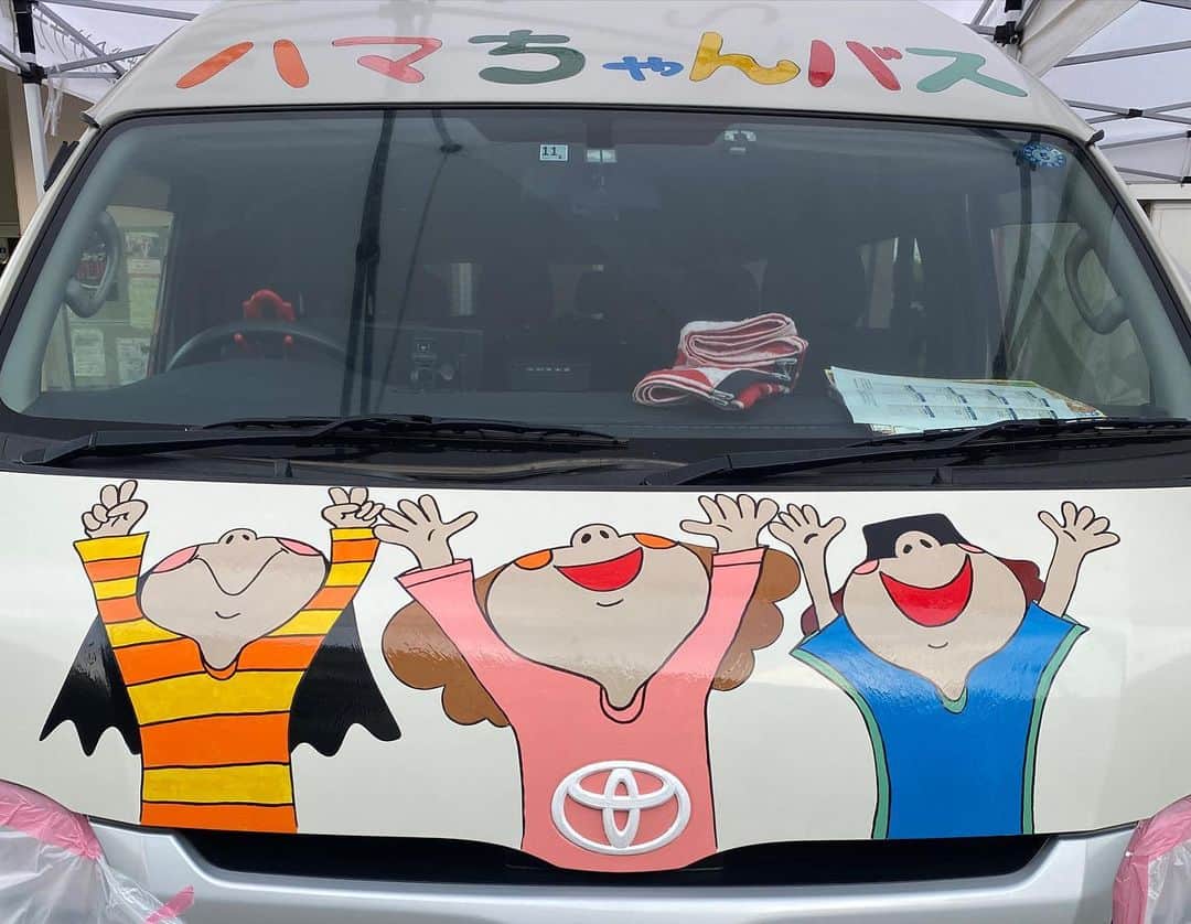 坪井保菜美さんのインスタグラム写真 - (坪井保菜美Instagram)「🚌ハマちゃんバス🎨💨 横須賀浜見台を走るバスが完成しました〜🙌🏻 坂道が多いここ浜見台を300円で走ってくれるハマちゃんバスを可愛く‼️そして明るく✨というサガミタクシーさんの素敵な想いを詰め込み、みんなで一緒に創り上げました🎨 みんなの力によって再び走るハマちゃんバスはこれまでとは馬力が違うでー💪🏼✨ 半年ぶりに走るハマちゃんバスは明日6/1からこれまでの運行通りで出発🚌💨  バスにいるはまみちゃんは、ヨガが大好き🧘🏻‍♀️ て事で、浜見台の方たちとはまみちゃんポーズを取り入れたヨガもしちゃったりとほんとに楽しい充実した4日間でした🌸  サガミのみなさま、 浜見台のみなさま、 ありがとうございました💯 明日から復活〜‼️  @sagamitaxi.inc  #横浜 #横須賀 #浜見台 #ハマちゃんバス #ペイント #アート」5月31日 12時21分 - honamitsuboi