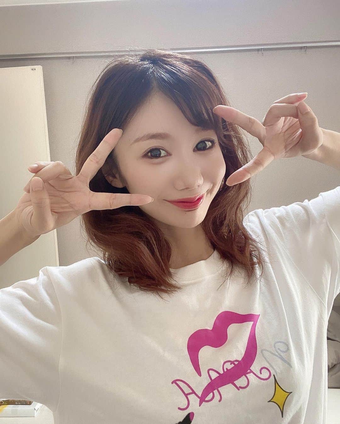 本城ナナのインスタグラム：「第一弾コラボTシャツ👕 宜しくお願いしますん🤲🫶  https://eastwoodswear.com/items/646dd4dc286e63002bf6c6c4 #Tシャツ#コラボ#ライバー#はやっさん」