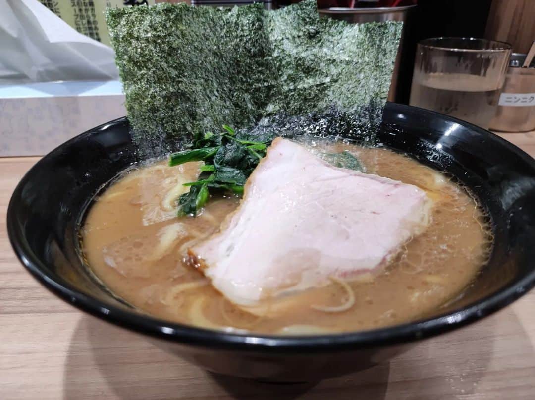 つけMen野郎のインスタグラム：「ラーメン並 横浜ラーメン響家 あまさんの投稿みて早速。最近勉強させてもらってますm(_ _)m とりあえず全普通オーダー。武蔵家系列っぽく、赤褐色めなスープはミドルボディの家系スープにタレのキレは抑えめ。普通オーダーでもちゃんと茹でられていて好印象。チャーシューもスモーキーモモでおいしかった。 大森の家系は苦い思い出しかなかったけど、家系禁断症状出た時には助かりそう。そしたら蒲田行くかw」