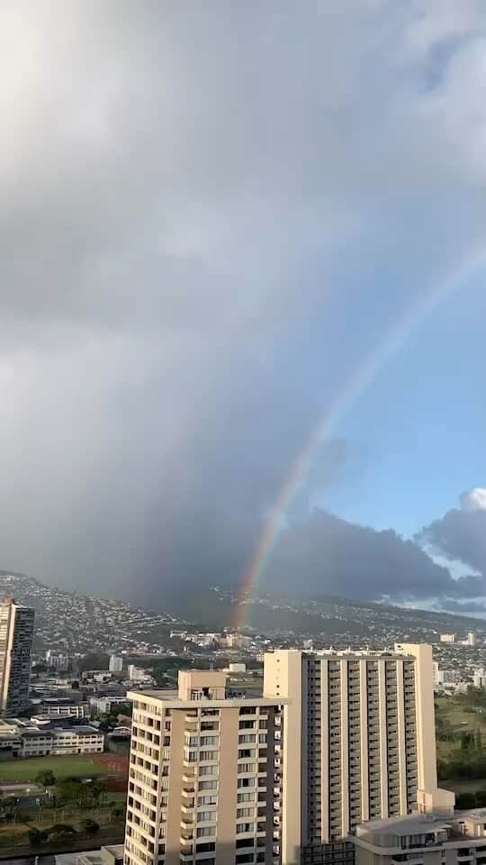 伊東美咲のインスタグラム：「おはようございます 今日も山側に大きな虹が見られました。皆様も良い一日をお過ごしくださいませ。 5月はイベントが多く大変でしたが、米国(ハワイ)はすでに夏休みに突入しました。  #Hawaii #夏休み #Summer #ハワイの虹」