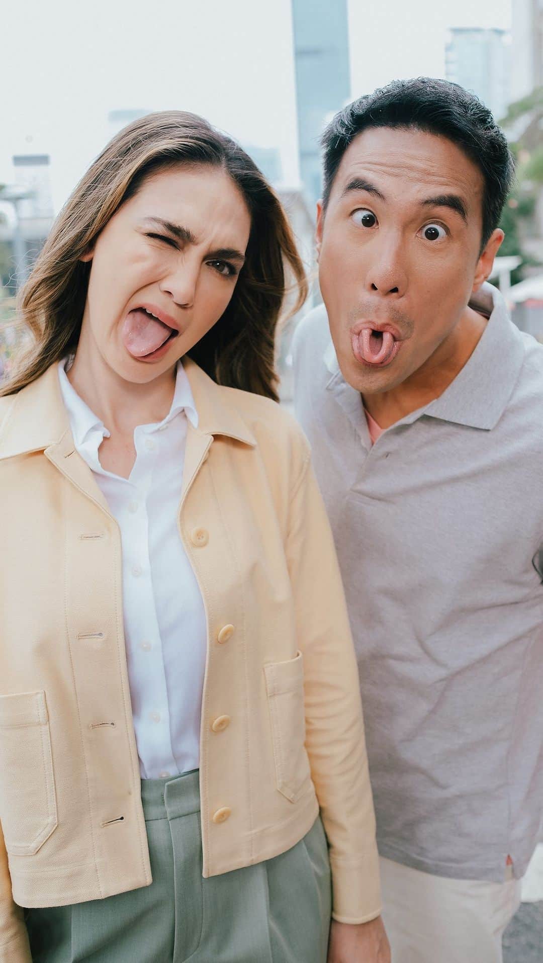 ルナ・マヤのインスタグラム：「Berasa makin muda ga sih liat ini @lunamaya?! 🤣🤣 Gini lah guys kalo pertemanan lebih dari 20 tahun Hahaha.  Ourfits from @uniqloindonesia 🔥」