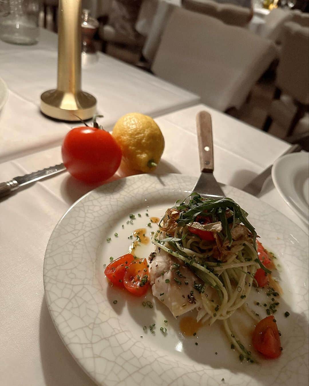 永田杏奈のインスタグラム：「・ 美味しい地中海料理が食べられる @lpmrestauranthk で香港在住歴の長いお二人と初dinner🍷  香港に引っ越す前に、香港に住んでいる方をご紹介して頂くお話はあったものの、日本人の友達を作ったらその環境に甘えてしまうと敢えて作らなかった5ヶ月笑  そろそろ現地で日本人のお友達が欲しいなと思い、先日香港で私の髪を切ってくれたツクミさんをお誘いしてのdinnerは、香港あるある話や美味しいお店等色々教えてもらい とっても楽しい時間でした😋🥂 香港の環境には大分慣れてきたものの、在住歴の長い2人から話を聞けると、やっぱりそうなんだ~と納得と安心。  こちらのお店のフレンチトースト、少しスパイシーなアイスとのコンビネーションが絶品でケーキの様にフワフワでした🧁  Thank you🫶 @hongkong293  @yukumori_coaching   #香港暮らし  #annahongkonglife  #lpmrestauranthk」