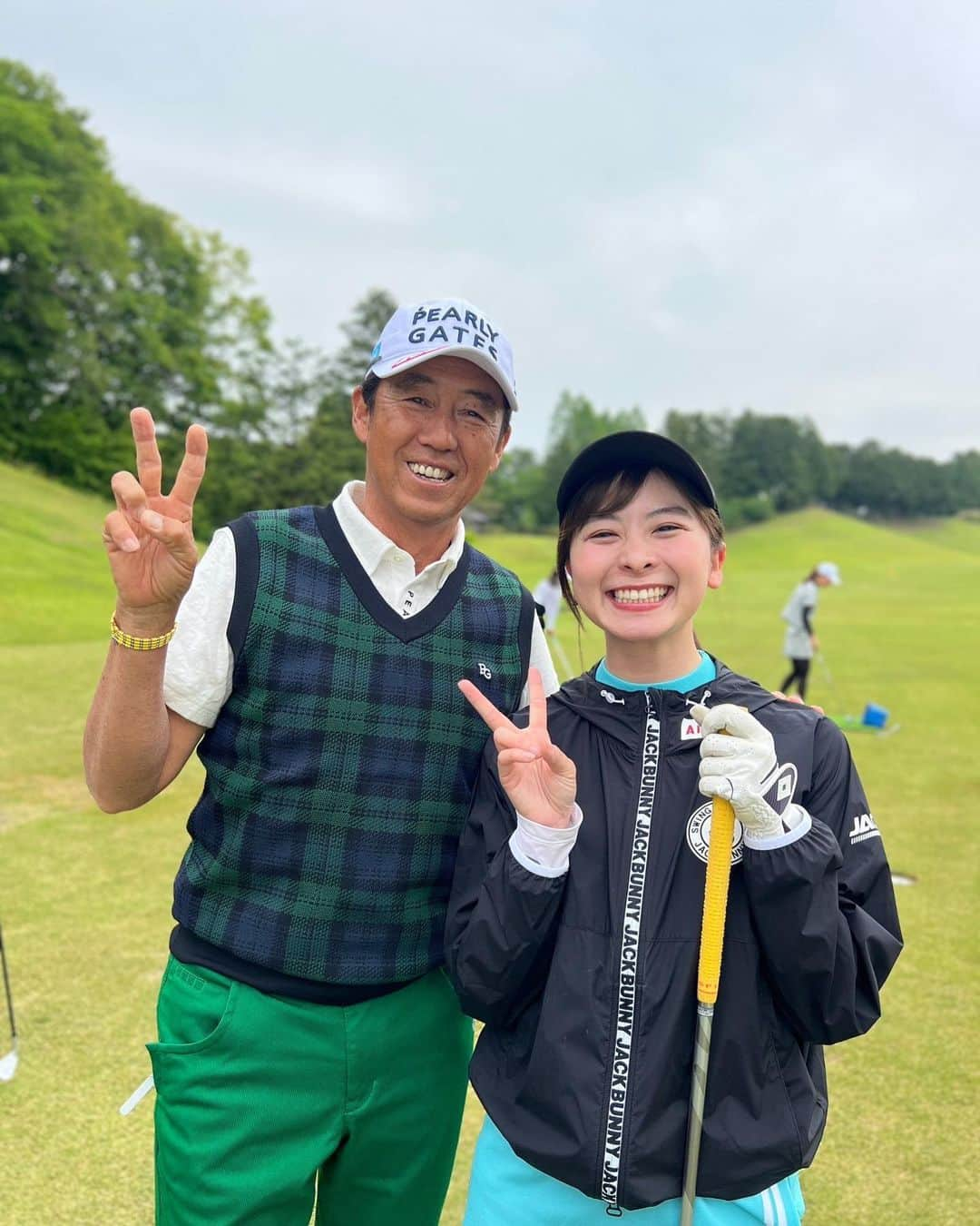 なみきさんのインスタグラム写真 - (なみきInstagram)「先日、 UUUM GOLF主催のニアピン大会に参加してきました☺️！ 1チーム3名で私は 三浦桃香プロ @momokamiura_official  笹原優美プロ @yumi_sasahara_official  と女子チームでした！！ お2人におんぶにだっこになってしまったので、もしまた次回あれば参加してリベンジしたいです😭 この日たくさんの方にお会いできて嬉しかったので写真アップします！ 進藤さん、としみん、芹澤信雄プロと懐かしのUUUM GOLFメンバー！ その他にもみなさんにお久しぶりに会えてめっちゃ嬉しかったなー！　そんなUUUM GOLFのMCかえでちゃんとコラボしている動画もアップされていますのでみてね！ 私が初代MC、かえでちゃんが2代目ということでいろんなお話ししてます💓 ぜひみていただけると嬉しいです！ またご一緒できる日を楽しみにしてます😊！ ・ ・ #GOLF #golf #ゴルフ #ゴルフ女子 #ゴルフウェア #ゴルフウェアコーデ #UUUMGOLF #uuumgolf #ニアピンコンテスト」5月31日 12時31分 - namiki_golf