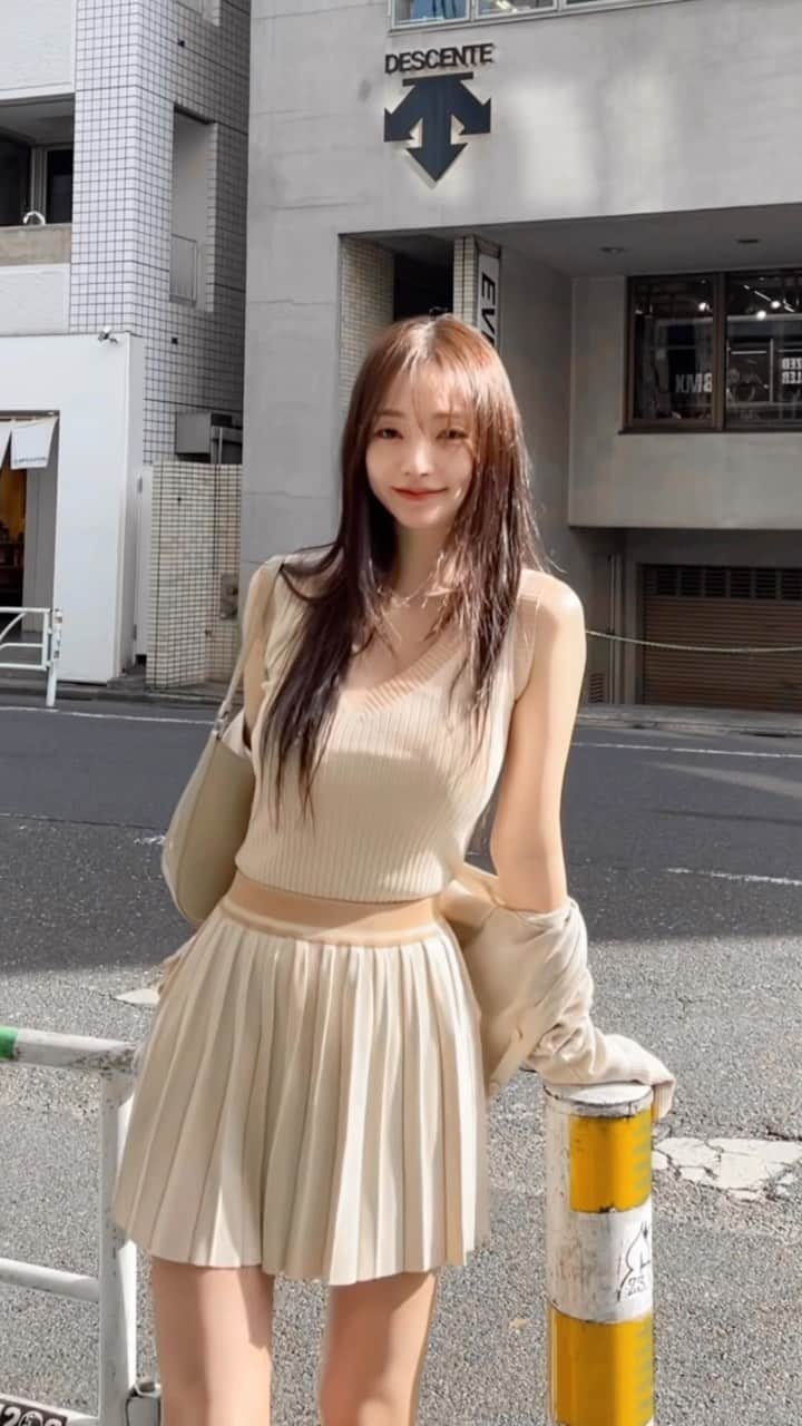 キム・ドヨンのインスタグラム：「화이트태닝 스프레이 열풍으로 #카인다미 신상 스포가 너무 더뎌지구 있어요🥹 내일 낮 12 시 오픈하는 니트 플리츠 셋업은 108000원에서 오픈할인가 89000원에 오픈됩니다 보풀 프리 레이온 혼방 원사로 직조하여 만든 제품이라 여름에도 시원하게 입을 수 있는 니트재질 이에요! 땀에도 강하고 내구성이 정말 좋아 골프웨어나 테니스웨어로 입기 좋구 이너로 긴팔티나 반팔카라티 입어줘도 정말 이뿌게 레이어드 해서 입으실 수 있답니댜? 수량은 당연히 한정수량이구 재입고는 없습니다🙅🏻‍♀️」