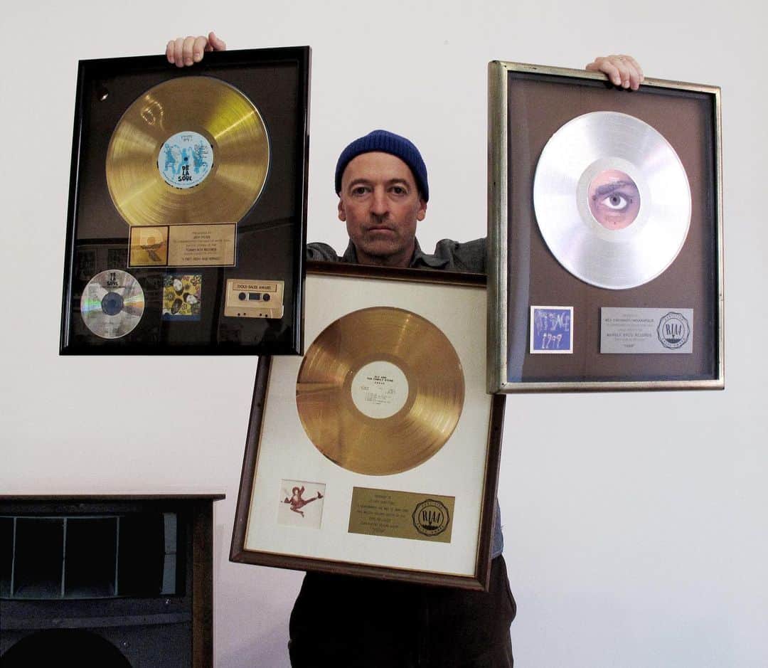 のインスタグラム：「LAの「STONES THROW RECORDS」創設者、そして６万枚のレコードを所有する世界屈指のハードディガー、Peanut Butter Wolfがどんなコアなセレクトをするかと思ったら、なんとゴールドディスク！　大ヒットした作品に授与される記念品ゆえ、どストレートな名盤というのも意外だが、何で持ってんの……？　Prince、Sly、De La Soulという音楽好きなら通らずにはいられない大定番は、彼自身と、彼のレーベルに影響を与えた３枚で、そのゴールドディスクは「彼らのユニークなマインドをいつでも思い出せるように」とオフィスに飾っている。若者にもぜひ薦めたいそうだ。必聴！  #popeyemagazine  #レコードと時計」