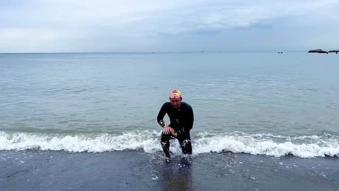 杉谷拳士さんのインスタグラム写真 - (杉谷拳士Instagram)「. 【杉谷vs大自然】 結果…完敗。。  初めての海練習🏊プールとは違い波、音、視界、水温、全てが新鮮でした。 2時間くらい海にいましたがtotal、2.5キロ泳ぎました。  海の中で休憩を取る難しさや、波のある中での息つぎ😭 自然の迫力はすごいなぁと……… 陸に上がったときの安堵感。。。笑  まだまだやるぞ🔥‼︎  あぁ〜身体が筋肉スリー。。 腕が上がらん。。 帰って休憩しましょう😊  #トライアスロン #挑戦 #全力 #初海 #トレーニング #2xu」5月31日 12時38分 - kenshi.02