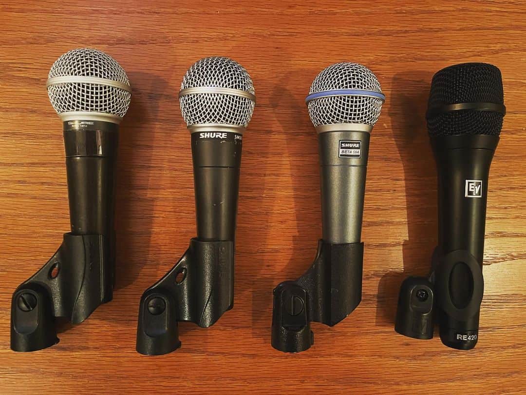 浅田信一のインスタグラム：「ライブ用マイマイク🎤 古い58→普通の58→BETA58→EVのコンデンサーマイク。リハで歌いながら再選択中。結局普通の58が一番しっくりくるような気が...。まあ、どれも悪くなく、こういうのって気分的なものも大きいしな。  #shuresm58」
