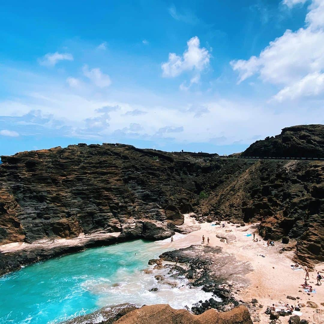 三浦マキのインスタグラム：「My fave hidden beach in Oahu island.  オアフ島でお気に入りのビーチ。 ちょっと見つけにくい所が好きポイント🤍 . . .  #beach #hawaii #oahu  #beachday #beachlover」