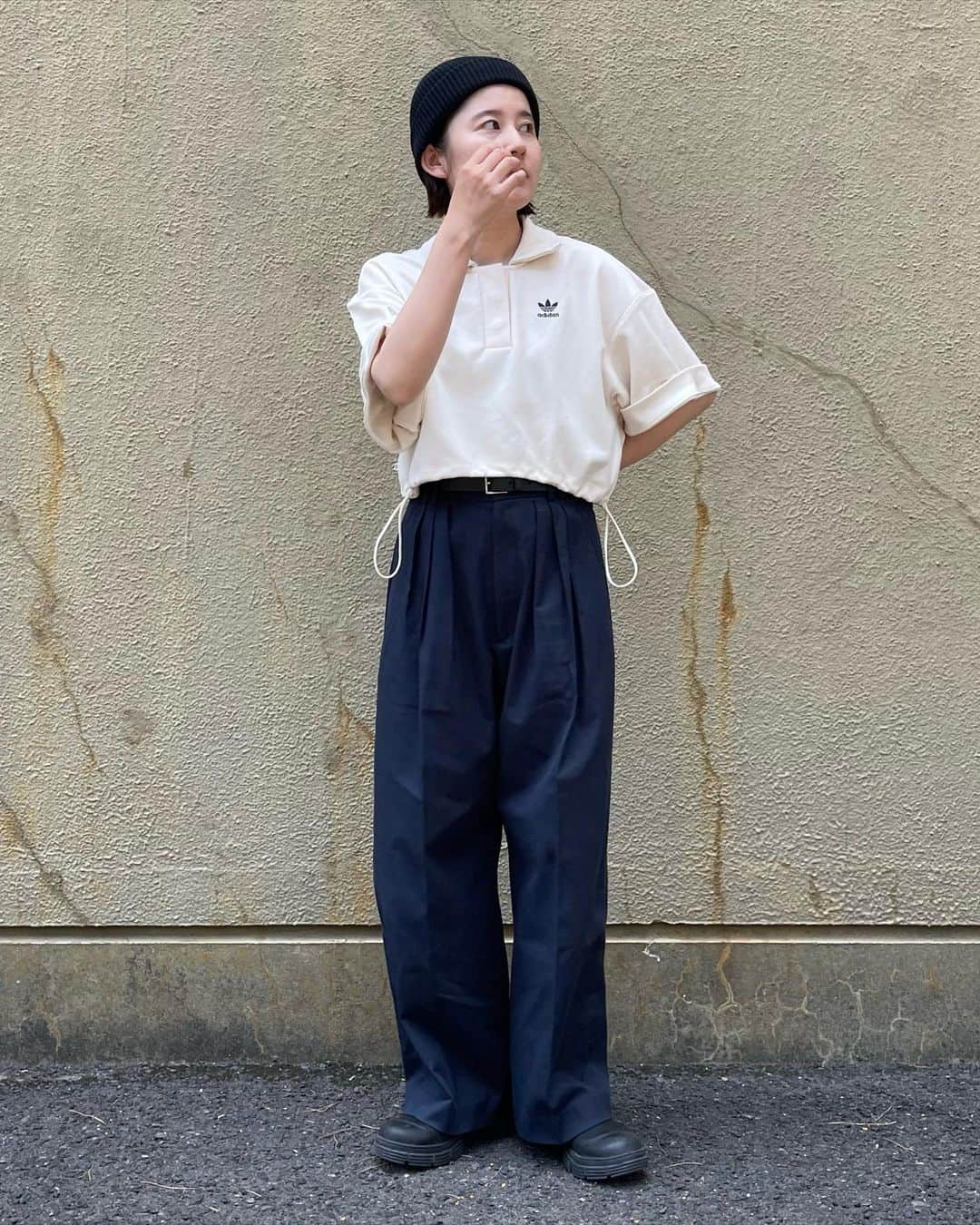 my9mj8のインスタグラム：「男みたいですが、、、笑 久々にコーデ🫡 ⁡ 旅行でキャットストリートの6に行って 購入したパンツ🤍 裾上げしてもらって届いたんです🦕 対応してくれたスタッフさんすごく優しくて ちょっと共通点もあって楽しかったな〜💕 ホクホクしたお買い物ができました🤲 優しいお手紙も🥹 ⁡ ⁡ 最近はさっと出かけたいから ニット帽被ってUV塗って、眉毛整えるくらい😂 ちゃんとしよ〜😂 ⁡ ⁡ #ファッション#コーデ#コーディネート#fashion #coordinate #code #ootd #outfit #wear #ママコーデ#rokubeautyandyouth」