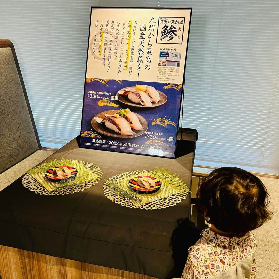 世手子さんのインスタグラム写真 - (世手子Instagram)「My eldest son loves conveyor belt sushi🍣🍣🍣 Impressed with MAGURO🐟🐟🐟 The sweets are also delicious🍓🍮 かっぱ寿司初のインフルエンサー先行試食会に行ってきたよ( ^ω^ ) みやちゃんにも会えてハッピー（＾＿＾）☆ 5/31〜6/20かっぱ寿司全店で #かっぱのまぐろ祭り 開催（＾_＾） かっぱ寿司のすごいところはリーズナブルで本格的✨✨ #本鮪中とろ 本気にぎりが330円とな凄すぎる( ´ ▽ ` ) 長崎県産 #天然あじ #天然あじ塩炙り も最高でした(*^ω^*) #ごちCAFE もさっぱり美味しい(*≧∀≦*) 寿司太郎はん大興奮(*ﾟ▽ﾟ*) ついには自分が "かっぱ寿司に住んでいる❣️" というほど大喜び(*´∇｀*) 家族で楽しめる本格的なかっぱ寿司素敵すぎる♪（ｖ＾＿＾）ｖ 感動のお値段と美味しさを堪能してみてほしい(*^◯^*) 是非行ってみてねー(๑╹ω╹๑ ) @kappa.sushi  #かっぱ寿司 #かっぱ #寿司 #回転寿司 #スイーツ #まぐろ祭り #天然魚祭り #ドタバタ育児  #二児のママ  #2児育児 #赤ちゃんのいる暮らし  #3歳男の子 #3歳差育児  #二児の母 #二児ママ  #ママシンガー  #二児育児 #2児ママ #2児のママ #赤ちゃんのいる生活 #インフルエンサーワークス #PR」5月31日 13時00分 - rojide